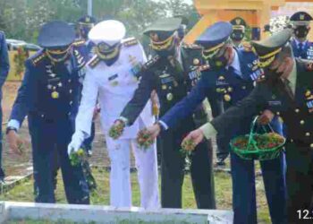 Jelang HUT TNI ke-76 Lakukan Ziarah dan Tabur Bunga ke-Makam Pahlawan Natuna