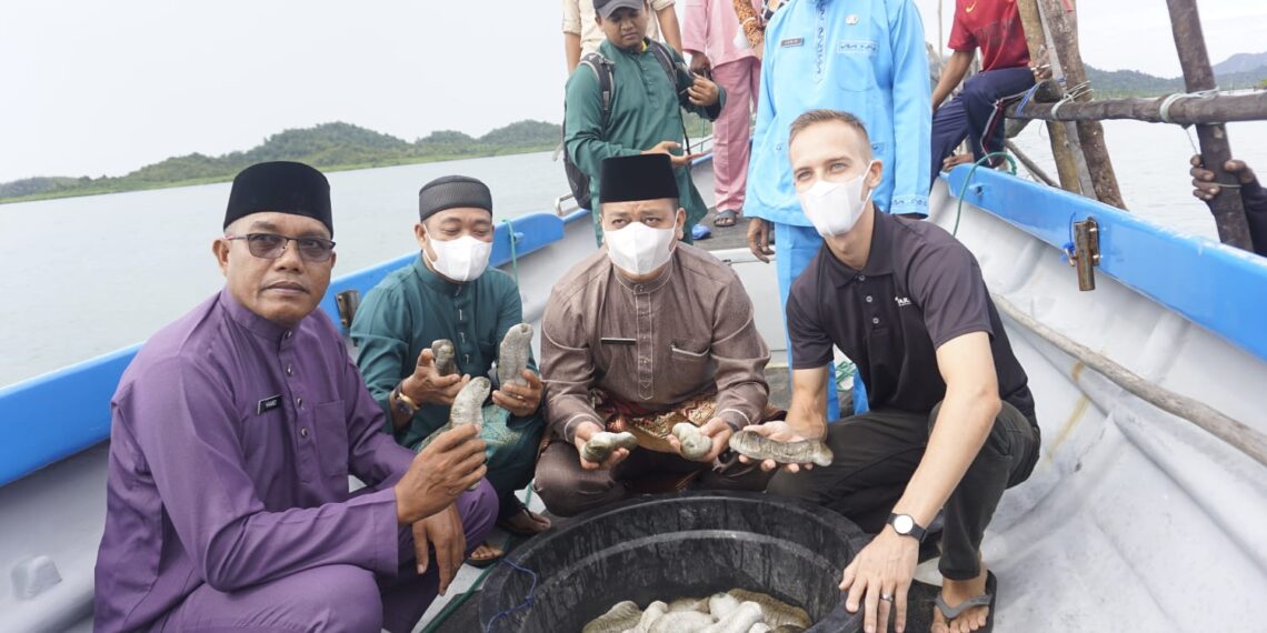 Bupati Lingga Tinjau Lokasi Budidaya Teripang Yang Dikelola PT Innovare