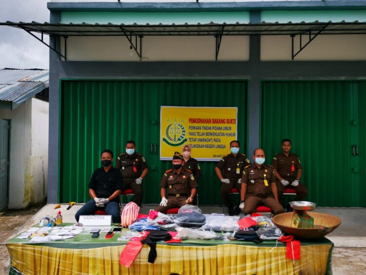 Kejaksaan Negeri Lingga Musnahkan Barang Bukti Tindak Pidana Umum Yang Sudah Inkracht