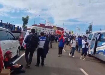 Buruh Batam Sampaikan Aspirasinya Ke Gubernur, Agar Upah Buruh Dinaikan di Kota Batam