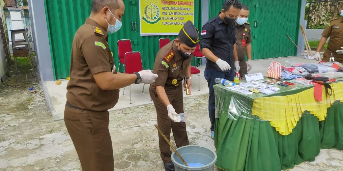 Kejaksaan Negeri Lingga Musnahkan Barang Bukti Tindak Pidana Umum Yang Sudah Inkracht
