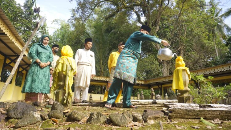 Bupati Lingga Hadiri Peringatan Maulid Nabi di Desa Mepar, Sekaligus Ziarah Ke Makam Besejarah