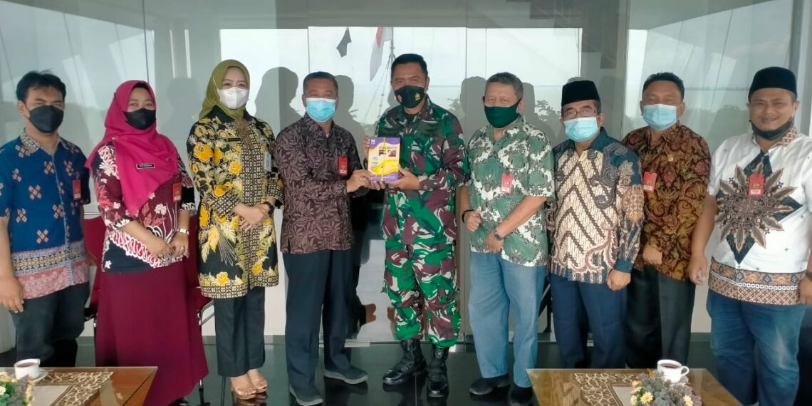 Serahkan 2 Paket Buku ICMI Orda Kota Tanjungpinang Saat Silaturahmi Ke Lantamal IV