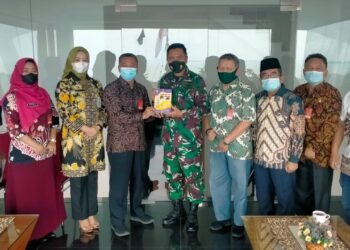 Serahkan 2 Paket Buku ICMI Orda Kota Tanjungpinang Saat Silaturahmi Ke Lantamal IV