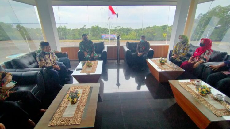 Serahkan 2 Paket Buku ICMI Orda Kota Tanjungpinang Saat Silaturahmi Ke Lantamal IV