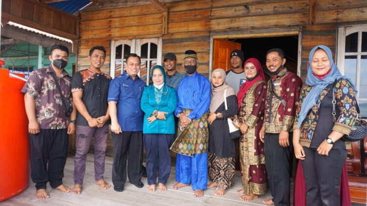 Jelang Perayaan HUT Kabupaten ke 18, Bupati Bagikan Sejumlah Sembako Kepada Warga