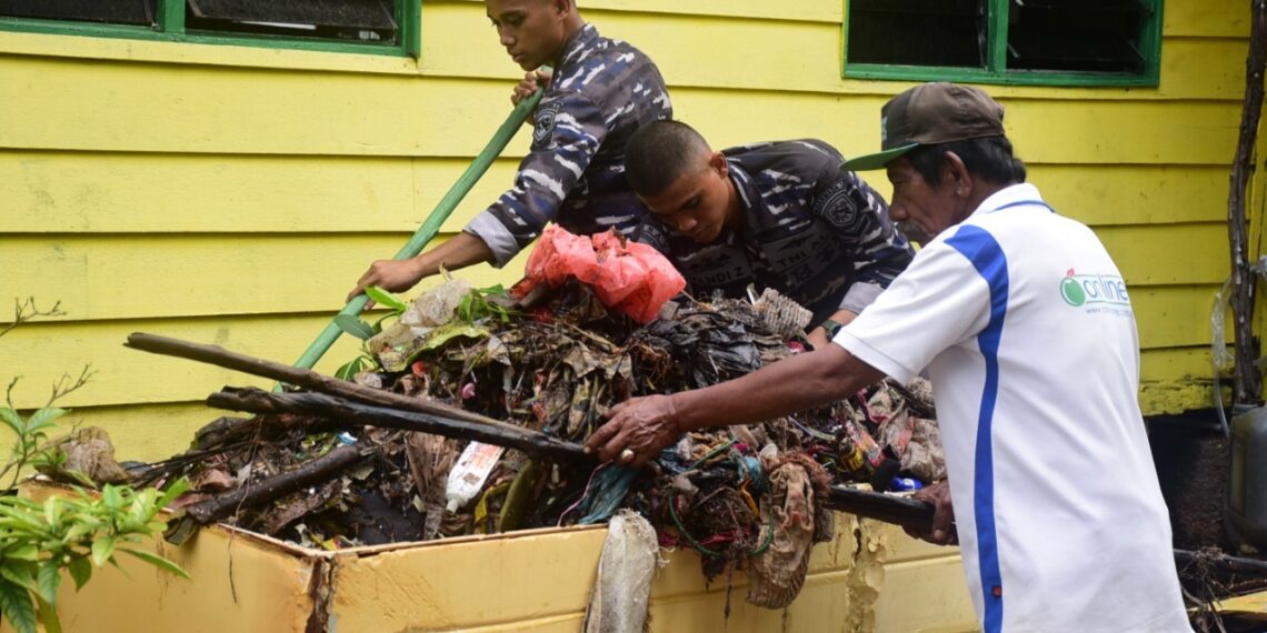 Jelang HUT ke 76 Korps Marinir Yonmarhanlan IV Tanjungpinang Gelar Bersih Pantai