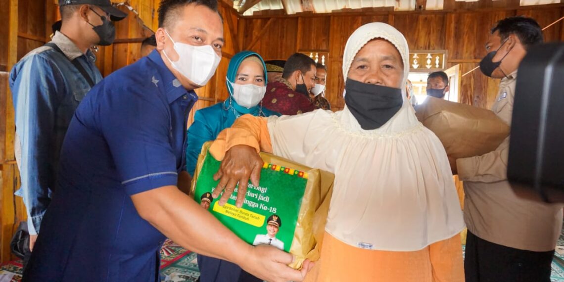 Jelang Perayaan HUT Kabupaten ke 18, Bupati Bagikan Sejumlah Sembako Kepada Warga