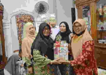 Dalam Rangka Hari Guru Nasional ke-76 DWP Dinas Pendidikan Natuna Berikan Santunan Anak Yatim dan Paket Bahan Bacaan