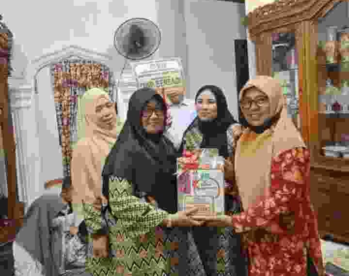 Dalam Rangka Hari Guru Nasional ke-76 DWP Dinas Pendidikan Natuna Berikan Santunan Anak Yatim dan Paket Bahan Bacaan