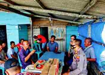 Cuaca Ekstrim Polres Natuna Berikan Himbauan dan Bagikan Paket Sembako Kepada Nelayan