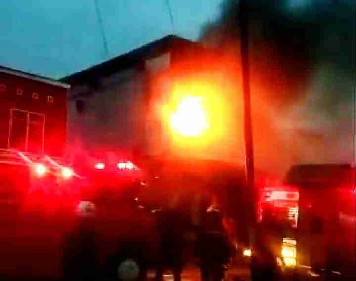 Kondisi Hujan Lebat Api Lalap Toko Devon