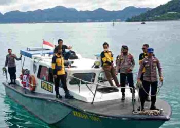Menyebrangi Laut Polres Natuna Serbu Siswa SDN 001 Kecamatan Pulau Tiga