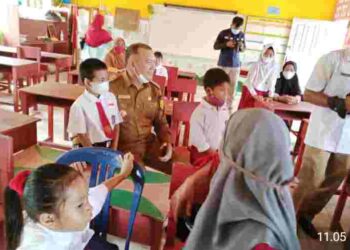 Pantau Vaksinasi di SDN 005 Sepempang Wabup Pesan Jangan Minum ES Habis Vaksin