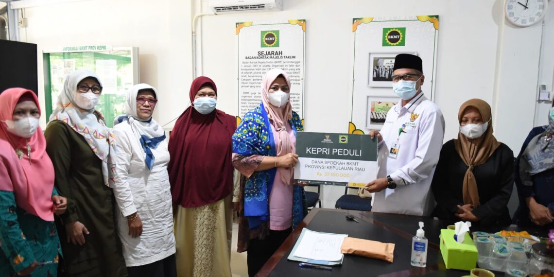 Rasa Peduli Sesama Umat BKMT Kepri Berikan Bantuan Bencana Korban Erupsi Semeru