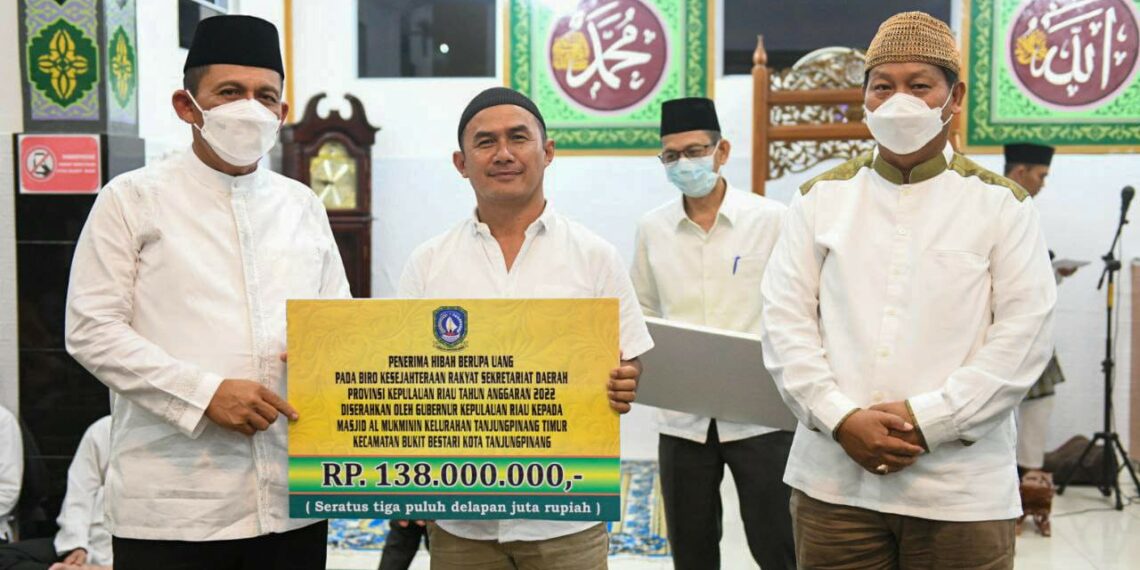 Gubernur Hadiri Isra’ Mi’raj di Masjid Almukminin, Sekaligus Serahkan Bantuan Dana Hibah