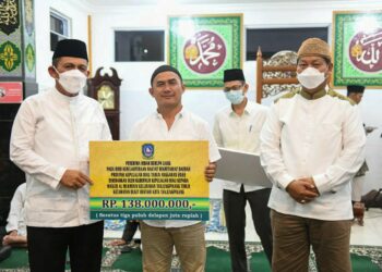 Gubernur Hadiri Isra’ Mi’raj di Masjid Almukminin, Sekaligus Serahkan Bantuan Dana Hibah