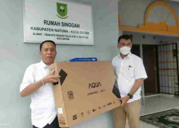 Bupati Serahkan TV Untuk Rumah Singgah Buat Masyarakat Natuna di Batam