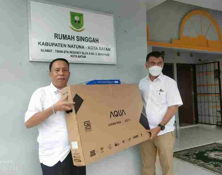 Bupati Serahkan TV Untuk Rumah Singgah Buat Masyarakat Natuna di Batam