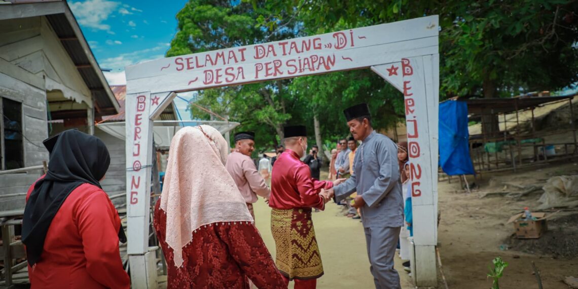 Kunjungi Desa Persiapan Berjong, Nizar Pastikan PLN Masuk Dusun