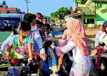 Masyarakat Bersyukur Dapat Bubur Lambuk dari Ibu TP PKK Natuna.