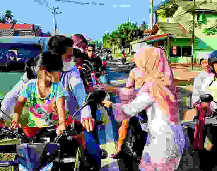 Masyarakat Bersyukur Dapat Bubur Lambuk dari Ibu TP PKK Natuna.