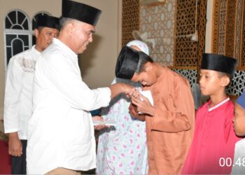 Safari Ramadhan di Pulau Laut, Bupati Natuna Serahkan Bantuan Untuk Anak Yatim