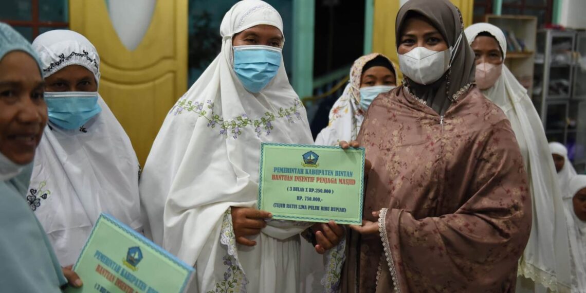 Silahturahmi Ketua PKK Kepri Dengan Warga Mantang Serahkan Bantuan Untuk Pembangunan Masjid