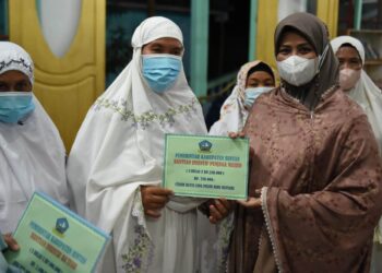Silahturahmi Ketua PKK Kepri Dengan Warga Mantang Serahkan Bantuan Untuk Pembangunan Masjid