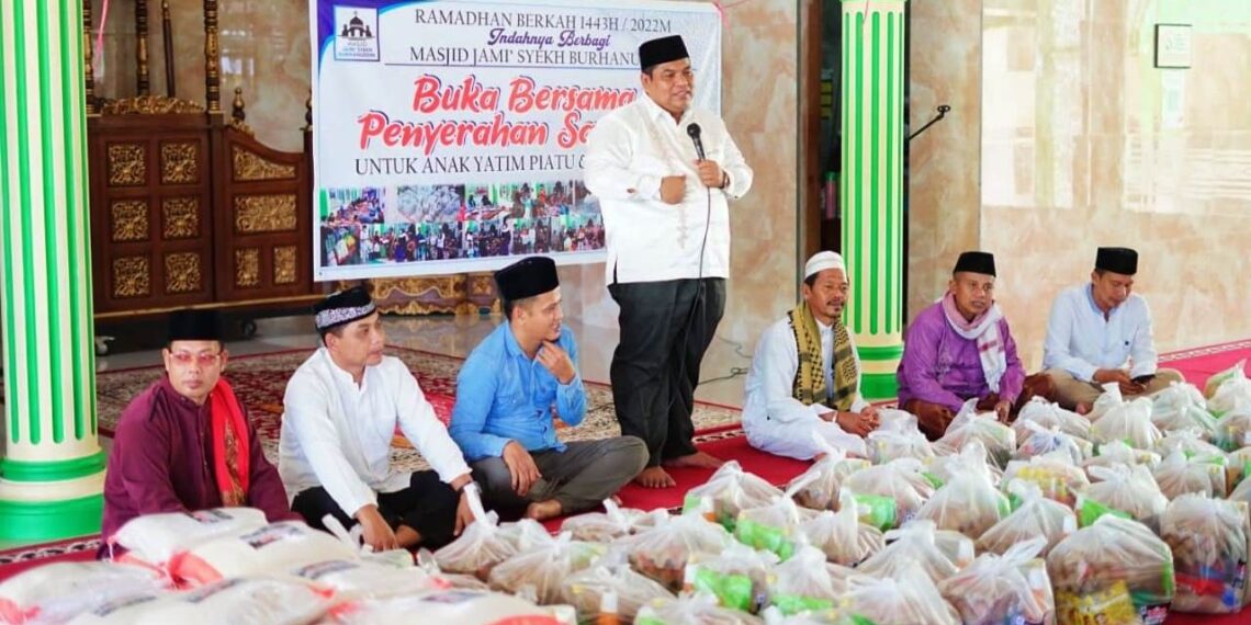 Bupati Suhatri Bur Serahkan Bantuan Anak Yatim dan Fakir Miskin, di Mesjid Jami’Syekh Burhanuddin.