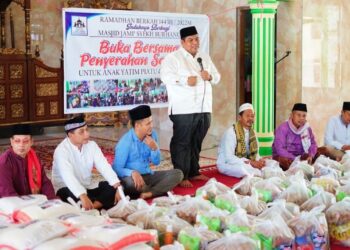 Bupati Suhatri Bur Serahkan Bantuan Anak Yatim dan Fakir Miskin, di Mesjid Jami’Syekh Burhanuddin.