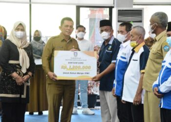 Gubernur Kepri, Ansar  Serahkan Bantuan RT/RW di Kabupaten Bintan