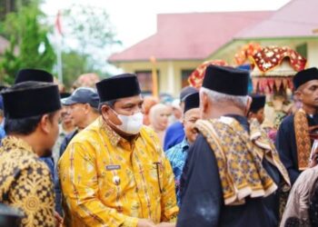 Bupati Padang Pariaman Pukul Gong Tanda Pengangkatan Muncak Buru