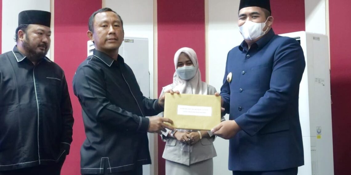 Roby Hadiri Rapat Paripurna DPRD Penyampaian Pandangan Umum LKPJ Bintan