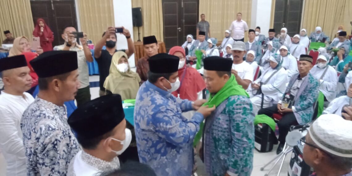 Bupati Suhatri Bur Lepas Keberangkatan 97 Jemaah Calon Haji Padang Pariaman.