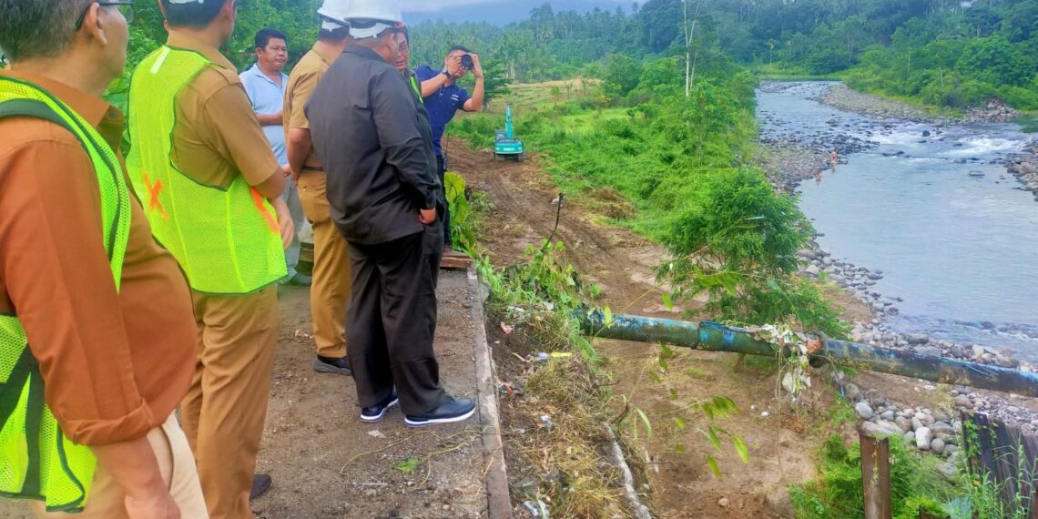 Suharti bur Tinjau Pembagunan Jembatan Lubuak Napa, Targetnya Desember 2022 Dapat Difungsikan.