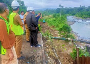 Suharti bur Tinjau Pembagunan Jembatan Lubuak Napa, Targetnya Desember 2022 Dapat Difungsikan.
