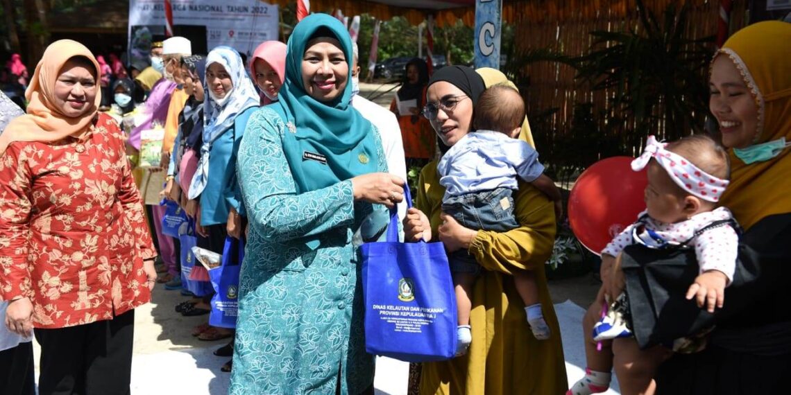 Kepri Peringati HARGANAS 2022 Dewi Kumla sari Serahkan Bingkisan 100 Paket Untuk Lansia