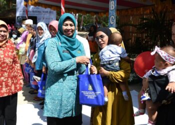 Kepri Peringati HARGANAS 2022 Dewi Kumla sari Serahkan Bingkisan 100 Paket Untuk Lansia  