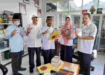 Abdul Kadir Ibrahim menghibahkan 10 judul buku karyanya kepada Dinas Perpustakaan dan Arsip Kota Tanjungpinang