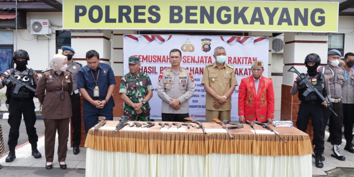 Kapolres Bengkayang Apresiasi Masyarakat Telah Menyerahkan 70 Pucuk Senpi Rakitan “Sisa Pasca Kerusuhan Beberapa Waktu Lalu.
