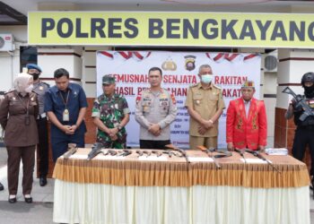Kapolres Bengkayang Apresiasi Masyarakat Telah Menyerahkan 70 Pucuk Senpi Rakitan “Sisa Pasca Kerusuhan Beberapa Waktu Lalu.