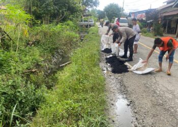 Kapolsek Teriak Beserta Anggota Berjibaku Perbaikan Jalan Yang Berlobang