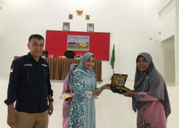 Sekolah PAUT dan  SKB Natuna Berikan Bingkisan Kepada Bupati Natuna dan Istri