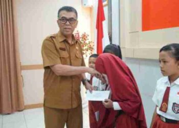 Bupati Wan Siswandi Apresiasi Siswa dan Guru SD 00 4 Pian Tengah 