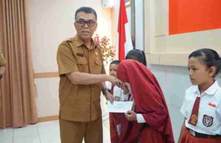 Bupati Wan Siswandi Apresiasi Siswa dan Guru SD 00 4 Pian Tengah