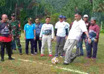 Tendangan Pertama Bupati Natuna Buka Turnamen  Bola Kaki Desa Tanjung Batang