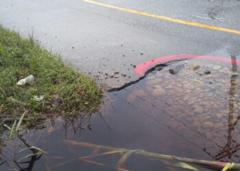 Gorong Gorong Pecah Jalan Sanggau Ledo Jadi Berlobang Sangat Rawan Kecelakaan