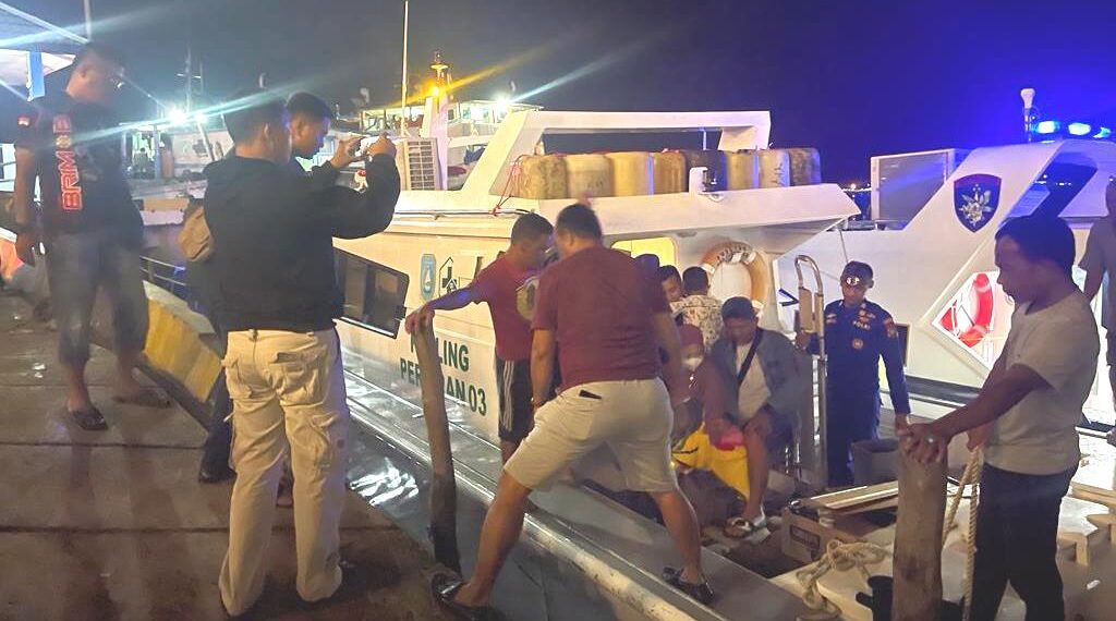 Sat Polairud Polresta Tanjungpinang Bantu Evakuasi Speed Boat Bawa Pasien Dari Anambas