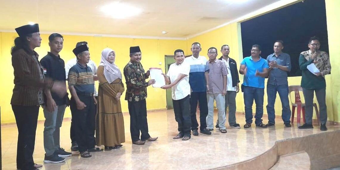 Lurah Tanjung Buntung Serah Terimakan Ketua RW 05 Perum Sarmen Raya Kota Batam